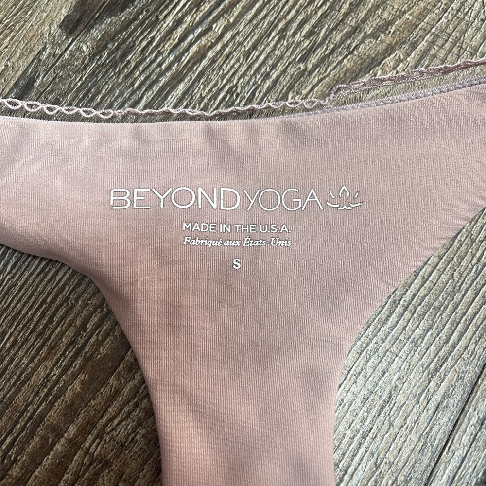 Beyond yoga bundle - Picture 2 of 15